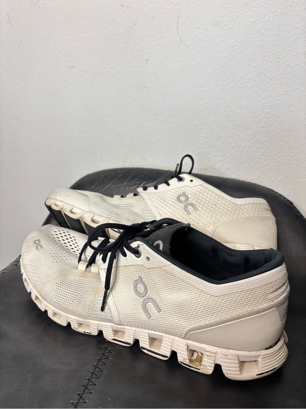 ON CLOUD LIGHTWEIGHT BLACK & WHITE LACE UP SNEAKERS SZ WOMENS 9.5